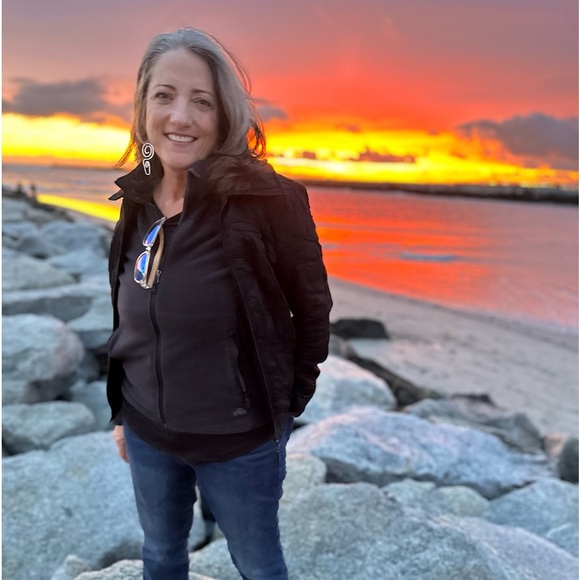 Meet your Posher Ambassador 💥Jacquelynn💥 - Picture 1 of 4